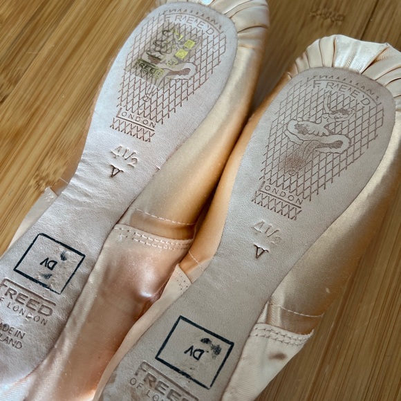 Freed Pointe Shoes (V Maker) - Picture 3 of 7